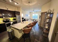 Luxury Suite in the heart of Dallas, a Home away from Home! - ريتشاردسون - مطبخ