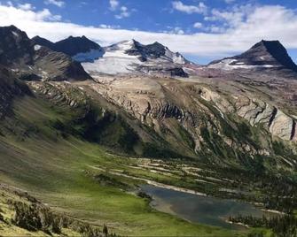 Custom built West Glacier cabin with Hot tub. - West Glacier - Campo de Golf