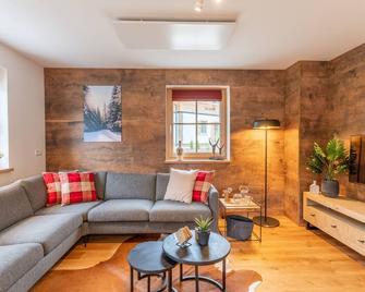Chalet with sauna & 4 terraces near the skilift - Donnersbachwald - Living room