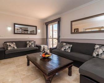 Beautiful Luxury Spacious 4 Bed Villa Costa Adeje A With A Heating Pool - Adeje - Wohnzimmer