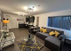 Nottage House Premier Apartments - Cardiff - Living room