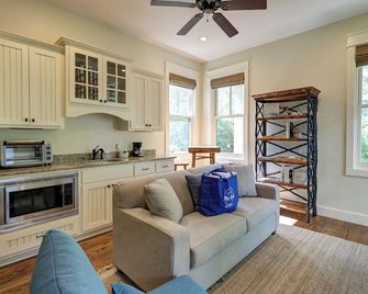Cute Little Cottage! Perfect Getaway! 2 Pools! Sleeps 4! - Santa Rosa Beach - Wohnzimmer