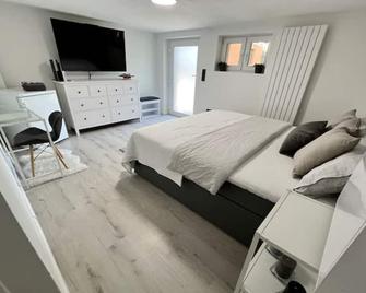2 room apartment, comfortable, king size bed, TV - Hannover - Bedroom