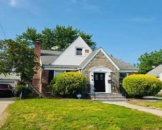 Modern Family 5br – 5 Min To Jfk, Walk To Mall & Train, Convenient Parking Spot! - Valley Stream - Edificio