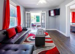 The Ladybug Lounge - Cozy Spacious Home Near Downtown With Parking, 500mb Wifi & Self Check In - Cleveland - Wohnzimmer