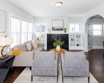 Wonderful Renovated St. Paul Bungalow. Winter discounts - Saint Paul - Living room