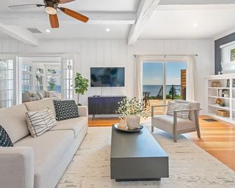Gorgeous Waterfront In Ridgeway/Crystal Beach! Just Renovated & Reopened! - Fort Erie - Living room