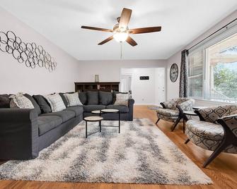 Fantastic for Extended Stays & Work Crews- 10 beds, 5 bedrooms, 2.5 baths - Warner Robins - Living room