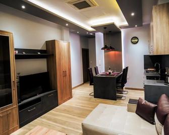 Charming 1-Bed Apartment in Nea Moudania - Nea Moudania - Living room