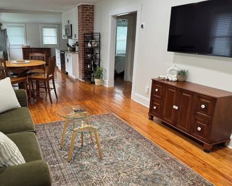 Casual Bungalow close to Choptank River, sleeps 5 - Cambridge - Obývací pokoj