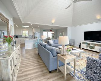 Ocean Perch by Sea Scape Properties - Wrightsville Beach - Living room