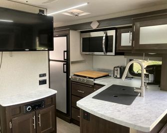 Tiny Caravan Great for Couples with Landscape Views in Idaho - Saint Maries - Kitchen