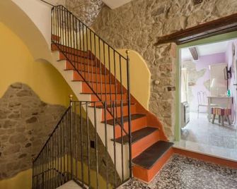 Madalen Guest House - Bosa - Escaleras
