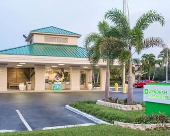 Wyndham Garden Fort Myers Beach - Fort Myers Beach - Building