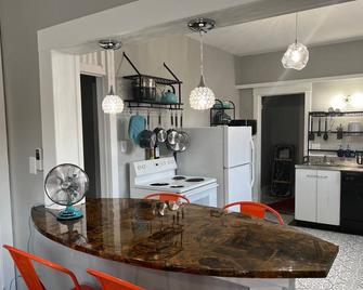 Lovely 4 bedroom apartment on Lake street! - Chisholm - Kitchen
