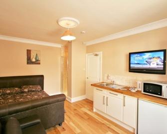 Central Studios Gloucester Road by RoomsBooked - Cheltenham - Bedroom