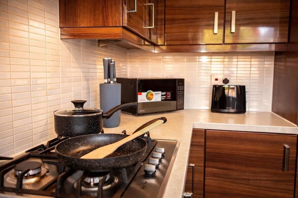 Stylish 3BR Retreat with 6 Beds, Sleeps 7, Parking - הייד - מטבח