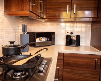 Stylish 3BR Retreat with 6 Beds, Sleeps 7, Parking - Hyde - Kitchen