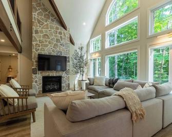 The Juniper is a Luxury Chalet in the Heart of Calabogie - Calabogie - Living room