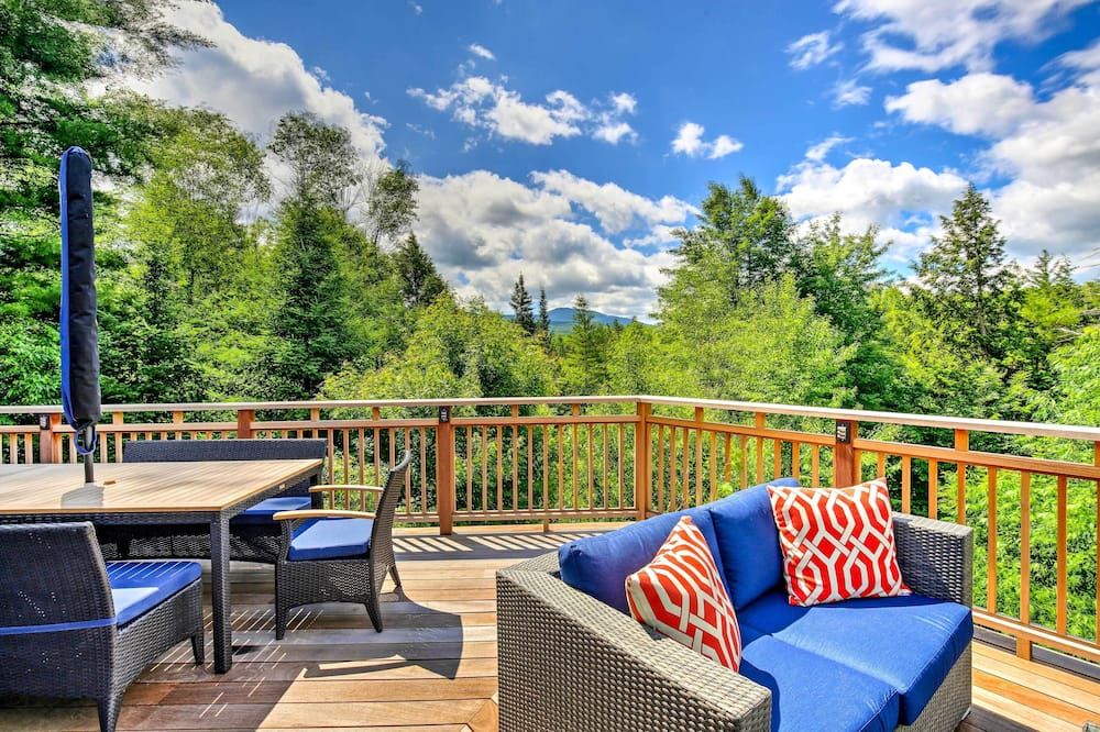 Pet-Friendly House w/ Deck - 10 Mi to Stowe Mtn! - Stowe - Balcony