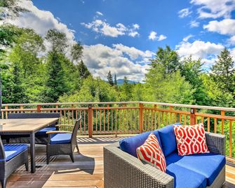 Pet-Friendly House w/ Deck - 10 Mi to Stowe Mtn! - Stowe - Balcony