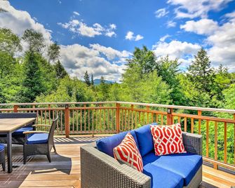 Pet-Friendly House w/ Deck - 10 Mi to Stowe Mtn! - Stowe - Balcony