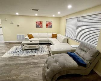 Private House with Heated Pool, Close to Attractions! - Holiday - Living room