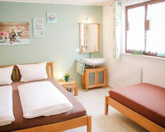 Xxl-Ferienwohnung Blumenwiese - Hayingen - Habitación