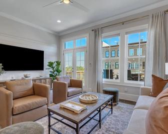 Waterside Retreat, Steps to River Street - Savannah - Huiskamer