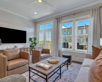 Waterside Retreat, Steps to River Street - סאוואנה - סלון