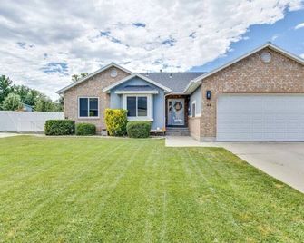 Radiance Retreat | Massage | Central | Kitchen - Orem - Building