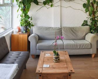 6 bedroom accommodation in Clacton on Sea - Clacton-on-Sea - Living room