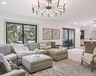 Luxury Hastings Home, Sleeps 18+ - Hastings - Living room