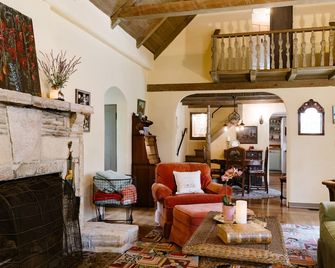 Quintessential Carmel Charmer-Walk to Downtown Carmel & Beach, Avail March! - Carmel-by-the-Sea - Living room