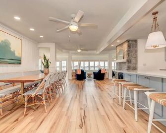 Stunning Okoboji Lakefront Homes with Breathtaking Views & Modern Comforts - Okoboji - Eetruimte