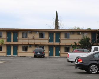 Villager Inn Motel - Selma - Building