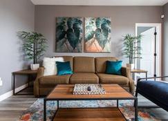 Travel-Nurses & Professionals-Stay Close to it All - San Diego - Living room