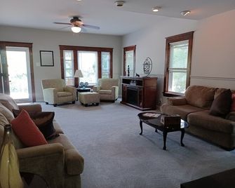 Beautiful and Cozy With 5 Bedrooms - Zion - Living room