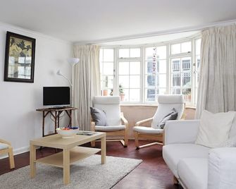 2 bedroom accommodation in Brighton - Brighton - Living room