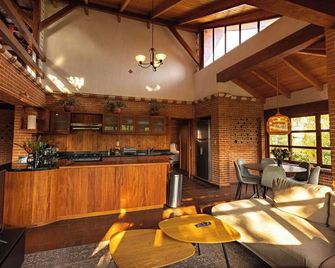 David's Den Atilán - Elegant 3-Bedroom, 3-Bath Home in a Verdant Garden Setting - Panajachel - Restaurante