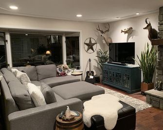 Luxe and Spacious Lakefront House with Brand New Dock and Boat Lift - Lakeport - Sala de estar