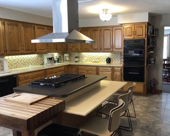 Beautiful Home with 9 Bedrooms, 7 bathrooms, 2 Cabins, 18 Hole Disc Golf Course - Lansing - Cocina
