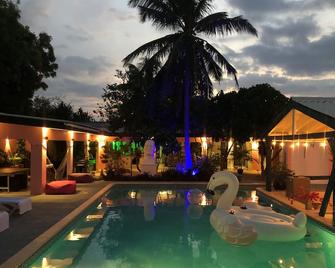 THUISHAVEN boutique mini-resort - fantastic garden and large pool - adults only - Willemstad - Uima-allas