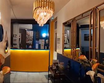 Hotel Le Saint Quentin - Saint-Quentin - Front desk