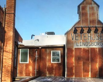 Two Studios in One Loft with Private Elevator - Lindsborg - Gebäude