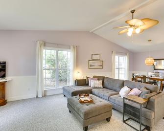 Tranquil Thomasville Retreat w/ Deck + Dining Area - Thomasville - Living room