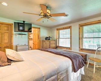 Family Home with Hot Tub - Walk to Johnson Lake! - Elwood - Bedroom
