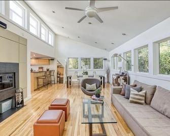 Beautiful Fire Island Pines Beach Home w/Pool, Hot Tub, Garden, Rooftop & More - Sayville - Living room
