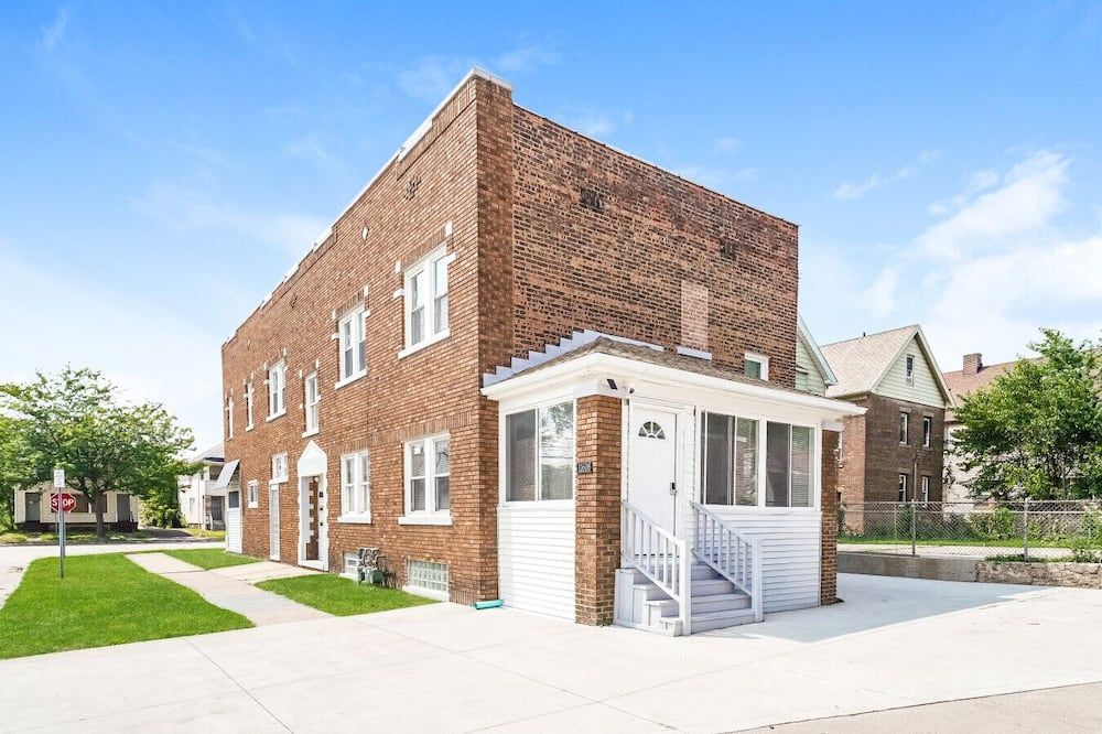Modern 3 Bedroom Retreat Near Downtown, I-90 & Lake Erie - Cleveland - Building