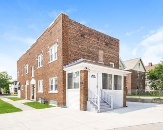 Modern 3 Bedroom Retreat Near Downtown, I-90 & Lake Erie - Cleveland - Building